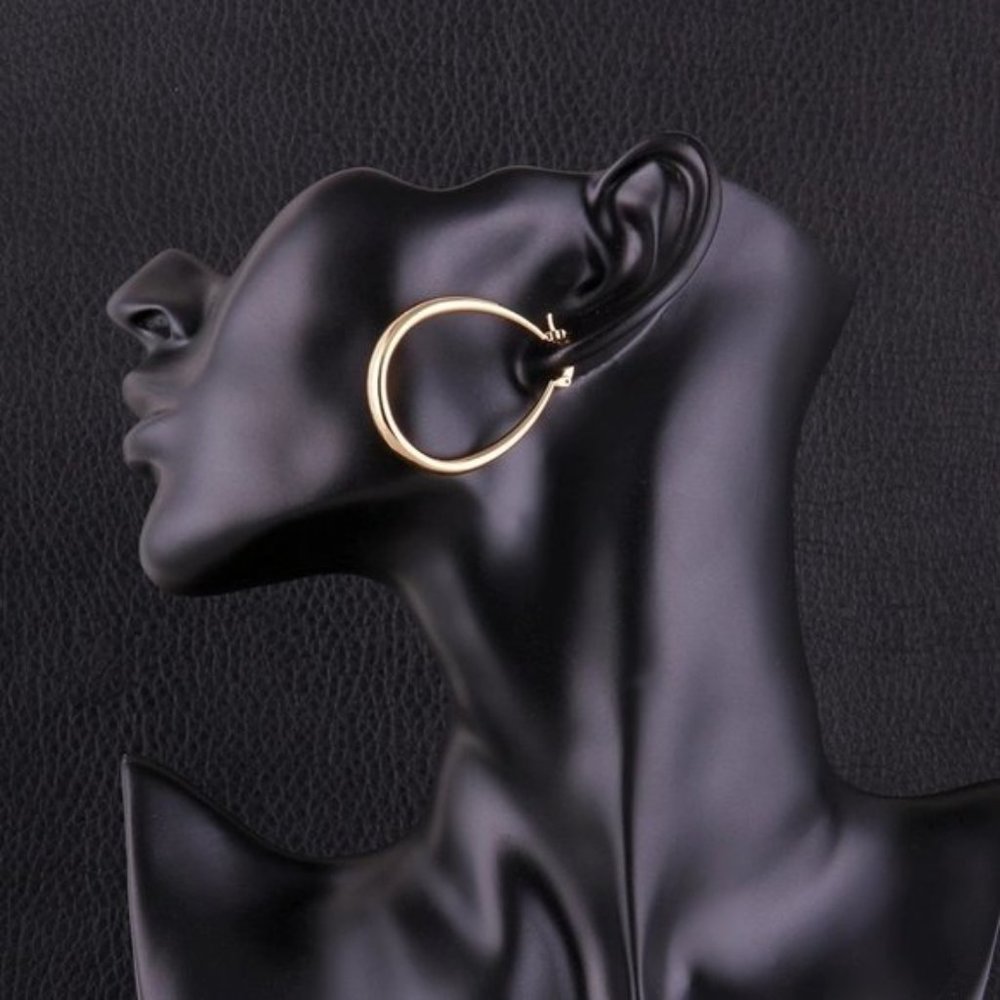 * 18K YELLOW GOLD 1.5” ROUND HOOPS - Picture 2 of 4